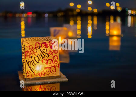 La côte est une fête des lanternes avec des messages d'inspiration personnelle, flottant sur l'eau. Banque D'Images