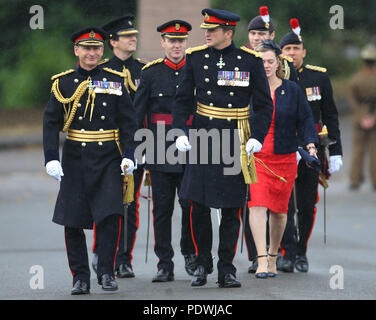 Le chef d'état-major général, le général Mark Carleton-Smith (gauche) arrive pour inspecter les élèves officiers à l'Académie Militaire Royale de Sandhurst, Berkshire, où il a représenté la reine Elizabeth II lors de la Parade du Souverain qui marque la fin d'une année de formation pour 190 élèves-officiers du Royaume-Uni et 30 de 17 pays d'outre-mer. Banque D'Images