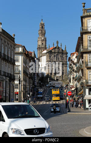 Porto, Portugal - Mars 23, 2015 : l'église et de l'emblématique tour de Clerigos Banque D'Images