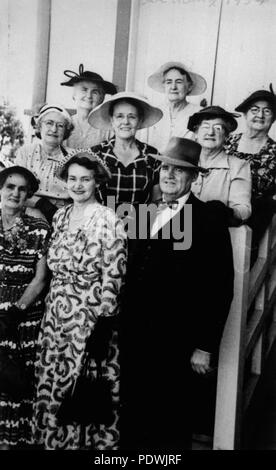 249 200835 StateLibQld 1 membres de la famille Kennedy, 1954 Banque D'Images