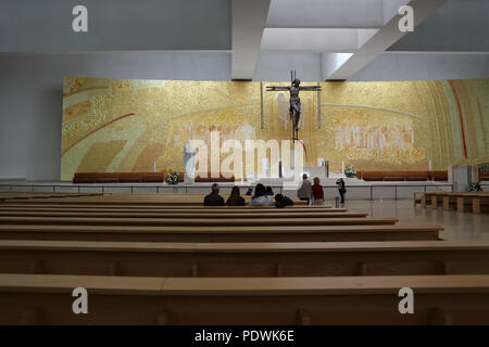 Fatima, Portugal - 23 juillet 2014 : l'autel de la nouvelle église de la Santissima Trindade Banque D'Images