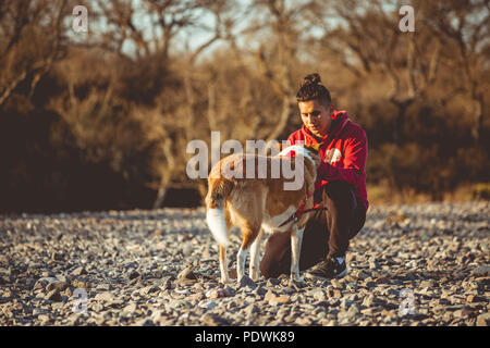 Homme et chien dans la région de park Banque D'Images