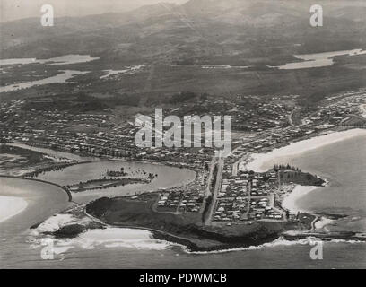 257 253530 StateLibQld 1 Vue aérienne à l'égard Point Danger, Coolangatta, ca. 1952 Banque D'Images