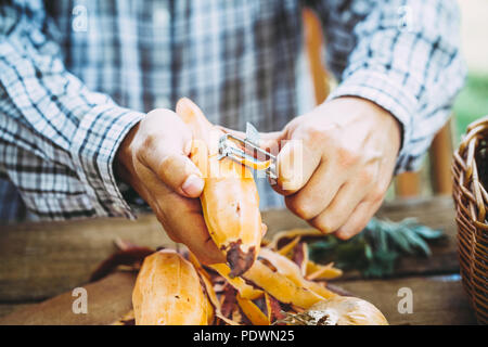 Alimentation saine. Chef est la préparation des légumes. Des plats faits maison. Les patates douces Banque D'Images