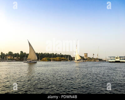 Vue panoramique sur le Nil au coucher du soleil, Assouan Egypte Banque D'Images