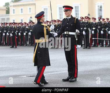 Le chef d'état-major général, le général Mark Carleton-Smith (à gauche) l'épée de l'honneur à la haute direction en vertu de Nathaniel Newman - qui a été considéré par le Commandant d'être le meilleur de la prise d'eau - à l'Académie Militaire Royale de Sandhurst, Berkshire, au cours du défilé du Souverain qui marque la fin d'une année de formation pour 190 élèves-officiers du Royaume-Uni et 30 de 17 pays d'outre-mer. Banque D'Images