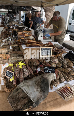 Une sélection de charcuterie Corse produits localement, des saucisses et du port fumé en vente sur un marché en plein air de la Place de Maréchal dans l'ancienne cité génoise quarte Banque D'Images