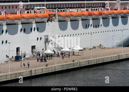Le contrôle des passeports et des douanes tentes sur le quai au port d'Ajaccio à Ajaccio en Corse, France. Mis en place pour les passagers en croisière pour la journée en Banque D'Images