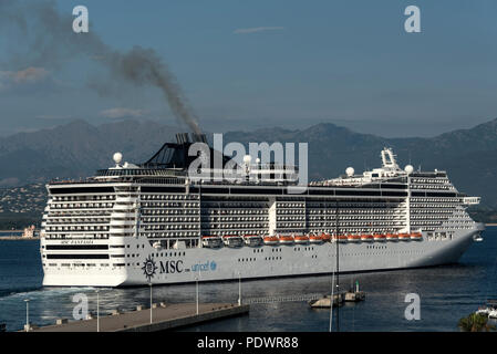 Le navire de croisière MSC, MSC Fantasia de quitter le port à la fin d'une journée à Ajaccio en Corse, France Banque D'Images