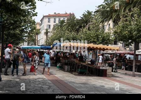 L'alimentation locale en plein air sur la Place de marché Marechal dans le vieux quartier génois d'Ajaccio, Corse, France Banque D'Images