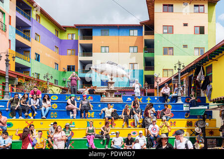 Guatape, Colombie - Mars 27, 2019 : les touristes sont assis sur les marches de la Plaza de Zocalos est un lieu à visiter à Guatape près de Medellin Banque D'Images