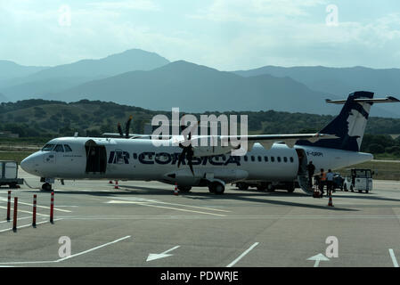 Les passagers d'un ATR 72 Corse Air lits 1 turbopropulseurs utilisé à court-courriers à l'aéroport d'Ajaccio Napoléon Bonaparte à Ajaccio en Corse Banque D'Images