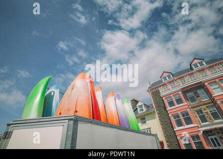 ABERDOVEY, Galles, Royaume-Uni - 15 juil 2018 : paddleboards colorés au port de village Aberdyfi Banque D'Images