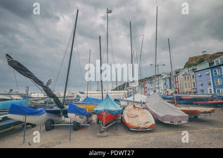 Quai des bateaux à voile dans le centre de ville à Aberdovey nuageux journée d'été dans le pays de Galles, Royaume-Uni Banque D'Images