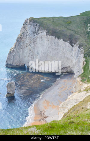 Regardant vers le bas à une plage, des falaises sur une journée ensoleillée à Durdle Door, avec les chauve-souris chef dans la distance Banque D'Images