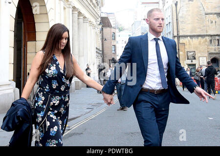 Angleterre cricketer Ben Stokes quitte Bristol Crown Court après avoir été accusé d'échauffourée. Banque D'Images