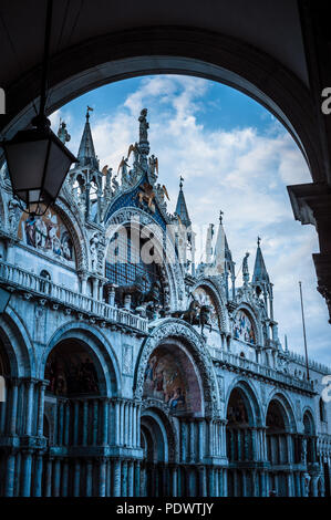 Une dynamique tourné de la Basilique St Marc à partir de l'horloge, la Place Saint-Marc, Venise, Italie, au petit matin Banque D'Images