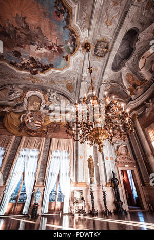 Le grand salon ou salle de bal au Piano Nobile, de Ca'Rezzonico, un palais sur le Grand Canal, Venise, Italie, dans l'après-midi Banque D'Images