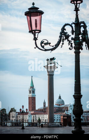 La colonne avec le lion ailé de Venise, un lampadaire, l'église de San Giorgio Maggiore, de Piazzetta di San Marco, Venise, Italie Banque D'Images