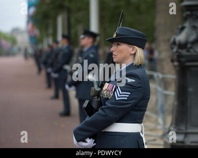 Célébrations pour RAF100 a commencé le 1er avril 2018 lorsque la Royal Air Force mis cent cent jours plus tard, le 10 juillet, dans le cadre des principales célébrations, une parade et défilé de 100 avions à Londres. Avec : Atmosphère, voir Où : London, England, United Kingdom Quand : 10 juillet 2018 : Crédit Wheatley/WENN Banque D'Images