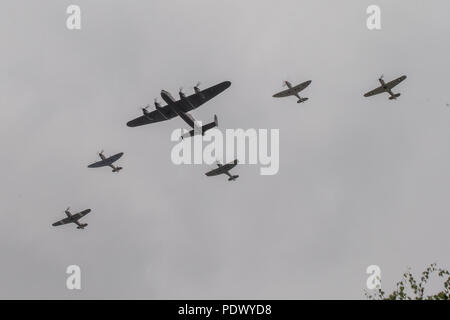 Célébrations pour RAF100 a commencé le 1er avril 2018 lorsque la Royal Air Force mis cent cent jours plus tard, le 10 juillet, dans le cadre des principales célébrations, une parade et défilé de 100 avions à Londres. En vedette : Lancaster, Spitfire, Hurricane Où : London, England, United Kingdom Quand : 10 juillet 2018 : Crédit Wheatley/WENN Banque D'Images