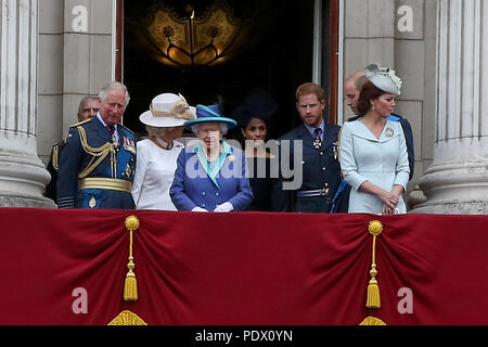 Sa Majesté la reine avec d'autres membres de la famille royale sur le balcon du palais de Buckingham pour marquer les célébrations du centenaire de la Royal Air Force. Comprend : le Prince Charles, la reine Elizabeth II, Catherine duchesse de Cambridge, Meghan Duchesse de Sussex, où le prince Harry : London, Royaume-Uni Quand : 10 Oct 2018 Credit : Dinendra Haria/WENN Banque D'Images