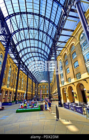 Hay's Galleria, Southwark, Londres, Angleterre, Royaume-Uni. Bureaux, Restaurants, boutiques, et d'appartements dans ce qui était à l'origine un entrepôt par Hay's Wharf Banque D'Images