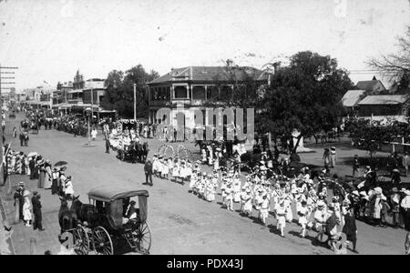 252 213120 StateLibQld 1 procession le jour de la Saint-Georges, Warwick, ca. 1913 Banque D'Images