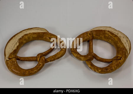 Old German bretzels sur fond blanc Banque D'Images