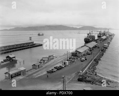 263 297491 StateLibQld 1 vue sur le Quais de Townsville, 1954 Banque D'Images
