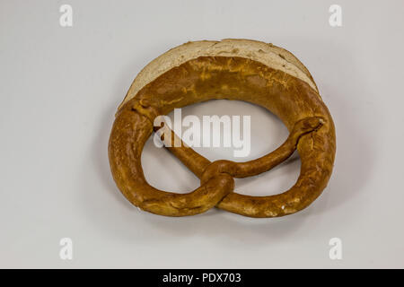 Old German bretzels sur fond blanc Banque D'Images