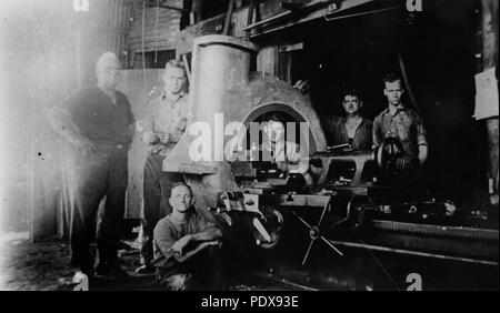 275 StateLibQld 1 85724 employés de la Vulcan Foundry, Cairns, Queensland, ca. 1930 Banque D'Images