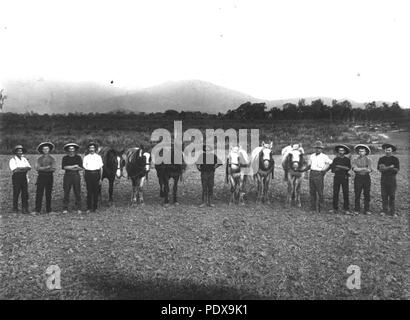 276 StateLibQld 1 91328 travailleurs de la canne à sucre, Ingham, 1911 Banque D'Images