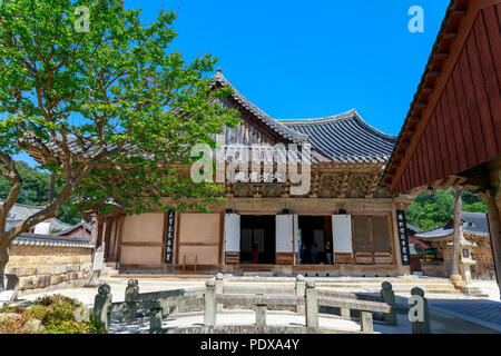 Yangsan, Corée du Sud - Aug 2, 2018 : Daeungjeon, la principale salle de culte, trésor national n° 290 à Yangsan City Banque D'Images