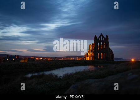 Nuit à l'abbaye de Whitby, North Yorkshire, UK Banque D'Images