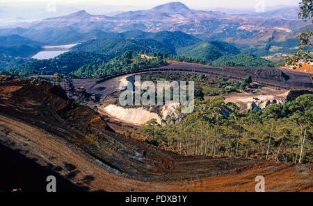 L'exploitation des mines de fer sur le paysage, Belo Horizonte, Minas Gerais, Brésil, Amérique du Sud. Banque D'Images