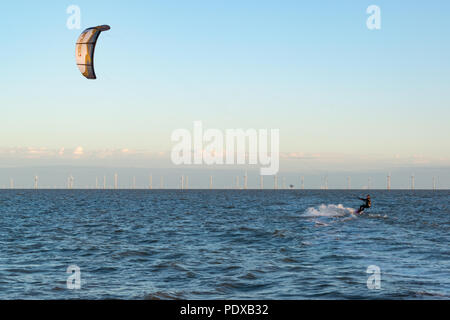 Un kite surfer en mer près de Clacton-on-Sea, Essex Banque D'Images