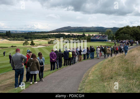 Gleneagles, Écosse, Royaume-Uni ; 10 août, 2018. La troisième journée de championnat d'Europe 2018 compétition à Gleneagles. Men's and Women's Team Championships Round Robin Phase Groupe. Quatre Match Play Ball format. Sur la photo ; les spectateurs le long 8e fairway avec Georgia Hall . Credit : Iain Masterton/Alamy Live News Banque D'Images