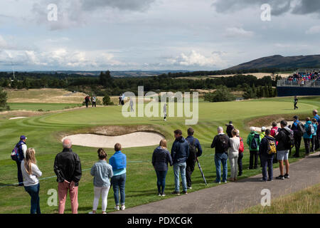 Gleneagles, Écosse, Royaume-Uni ; 10 août, 2018. La troisième journée de championnat d'Europe 2018 compétition à Gleneagles. Men's and Women's Team Championships Round Robin Phase Groupe. Quatre Match Play Ball format. Sur la photo ; les spectateurs le long 8e fairway avec Georgia Hall . Credit : Iain Masterton/Alamy Live News Banque D'Images