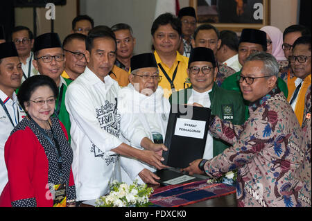 Jakarta, Indonésie. 10 août, 2018. Le Président indonésien Joko Widodo (2L, à l'avant) et son colistier, premier clerc islamique, ma'ruf Amin (3L, à l'avant), présente des documents à Jakarta, Indonésie, le 10 août 2018. Le Président indonésien Joko Widodo et son ancien rival à l'élection générale de 2014, le général Prabowo Subianto, enregistrée officiellement leur candidature à la commission électorale le vendredi. Sanovri Crédit : Veri/Xinhua/Alamy Live News Banque D'Images