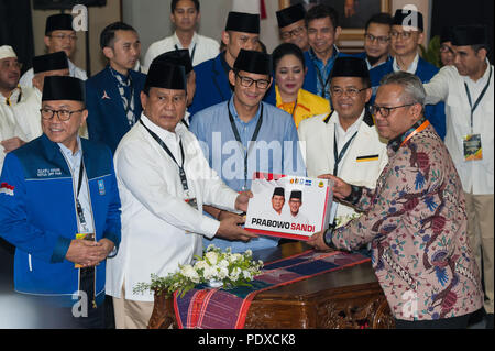 Jakarta, Indonésie. 10 août, 2018. Prabowo Subianto (2L, à l'avant) et son colistier Sandiaga Uno (3L, à l'avant), un entrepreneur et sous-gouverneur de Jakarta, soumettre des documents à Jakarta, Indonésie, le 10 août 2018. Le Président indonésien Joko Widodo et son ancien rival à l'élection générale de 2014, le général Prabowo Subianto, enregistrée officiellement leur candidature à la commission électorale le vendredi. Sanovri Crédit : Veri/Xinhua/Alamy Live News Banque D'Images