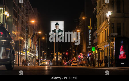 09 août 2018, l'Allemagne, Berlin : Checkpoint Charlie est quasi déserte le soir. À l'ancien point de passage pour les diplomates américains à Berlin, et les chars soviétiques se faisaient face. Photo : Wolfgang Kumm/dpa Banque D'Images