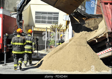 Parana, Brésil. 10 août, 2018. Carreta envahit maisons sur Vieira Pinto street, Vila Aricanduva, côté est de la ville de São Paulo Ricardo Crédit : Bastos/FotoArena/Alamy Live News Banque D'Images