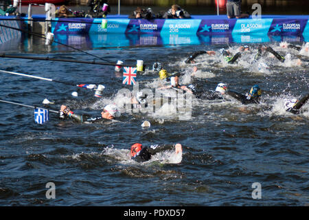 Le Loch Lomond, Ecosse, Royaume-Uni. 9 Août, 2018. Concurrents à la station d'alimentation chez les femmes de la course de 10 km, final Pendant Jour 8 de l'European Championships 2018 Glasgow, à Loch Lomond et les Trossachs National Park. Credit : Iain McGuinness/Alamy Live News Banque D'Images