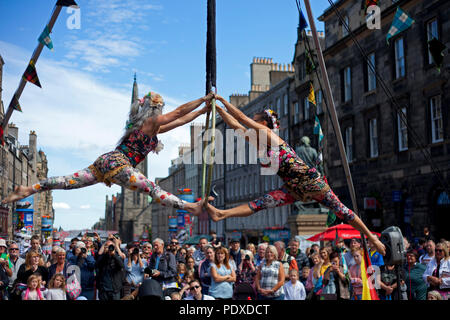 Édimbourg, Écosse, Royaume-Uni 10 août 2018, l'Edinburgh Fringe Festival sur le Royal Mile, trapézistes aériens divertir les contorsionnistes publics dans le soleil. Banque D'Images