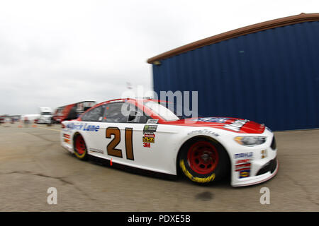 Brooklyn, Michigan, USA. 10 août, 2018. Paul Menard (21) tient à la voie à la pratique pour les consommateurs à l'énergie 400 Michigan International Speedway à Brooklyn, Michigan. Crédit : Justin R. Noe Asp Inc/ASP/ZUMA/Alamy Fil Live News Banque D'Images