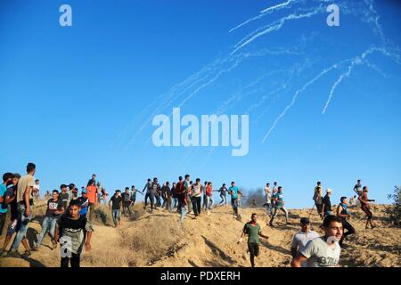 10 août 2018 - La bande de Gaza, Al-Bureij, Territoire palestinien - des manifestants palestiniens se rassemblent lors d'affrontements avec les troupes israéliennes dans des tentes de protestation où les Palestiniens exigent le droit de retourner dans leur patrie à l'Israel-Gaza frontière, dans le centre d'Al-Bureij dans la bande de Gaza le 10 août 2018 Credit : Mahmoud Khattab/APA/Images/fil ZUMA Alamy Live News Banque D'Images