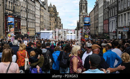 Edinburgh, Royaume-Uni - 10 août 2018 : Des centaines de festivaliers remplissez le de la rue Royal Mile à regarder les artistes de rue, et la collecte de flyers Crédit : Roger Utting/Alamy Live News Banque D'Images