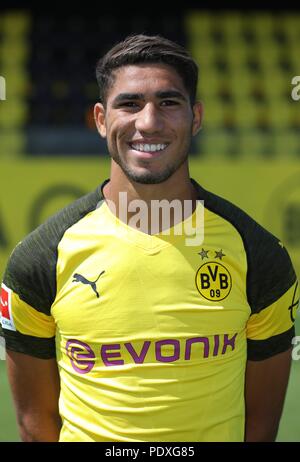Dortmund, Allemagne. 10 août, 2018. firo : 10.08.2018, football, 1.Bundesliga, la saison 2018/2019, BVB, Borussia Dortmund, photoshoot, portraits, Achraf HAKIMI, BVB, portrait, dans le monde de l'utilisation | Crédit : afp/Alamy Live News Banque D'Images