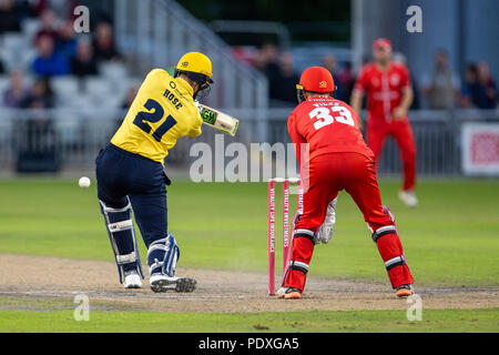 Unis Old Trafford, Manchester, Royaume-Uni. 10 août, 2018. Explosion de vitalité T20 Cricket, Lancashire et éclairage ; Adam Ours Birmingham Birmingham flexible de chauves-souris ours en face de Dane Vilas de Lancashire Lightning : Action Crédit Plus Sport/Alamy Live News Banque D'Images